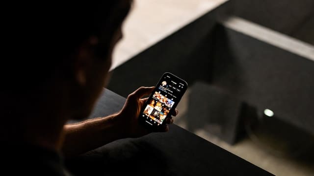 Social media profile bio link digital product seller